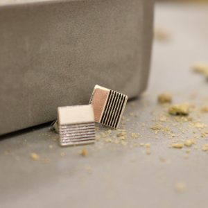 Boucles d'oreilles argentées carrées pour homme
