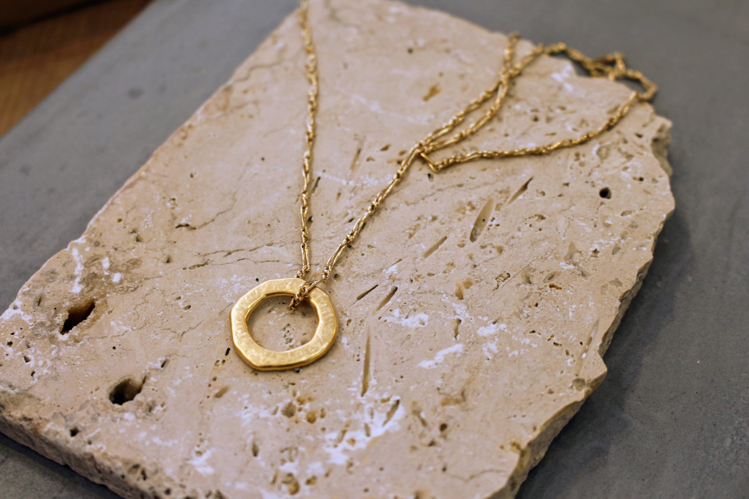 idée cadeau bijou pour homme collier doré promesse