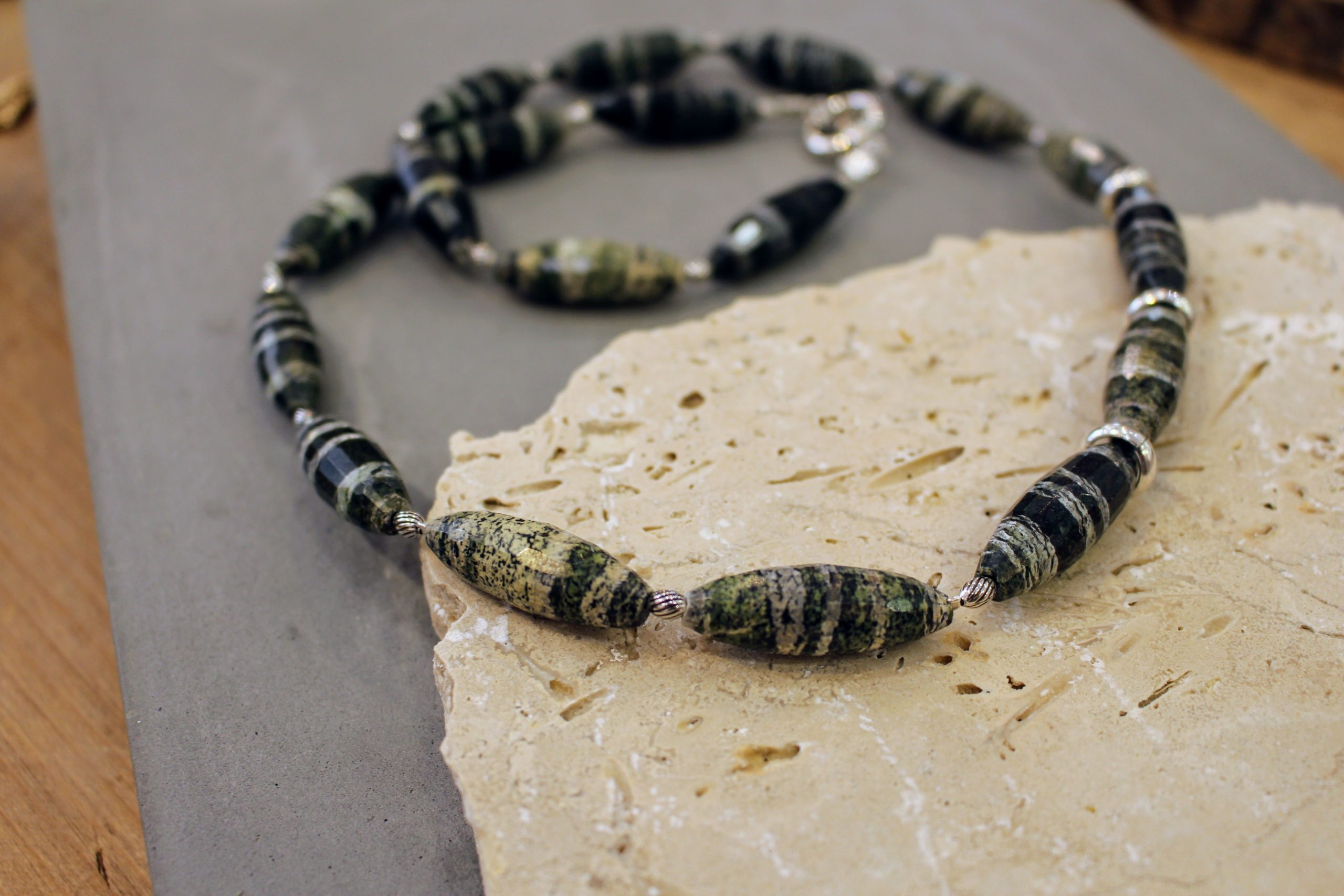 collier homme pierre de jaspe zébré