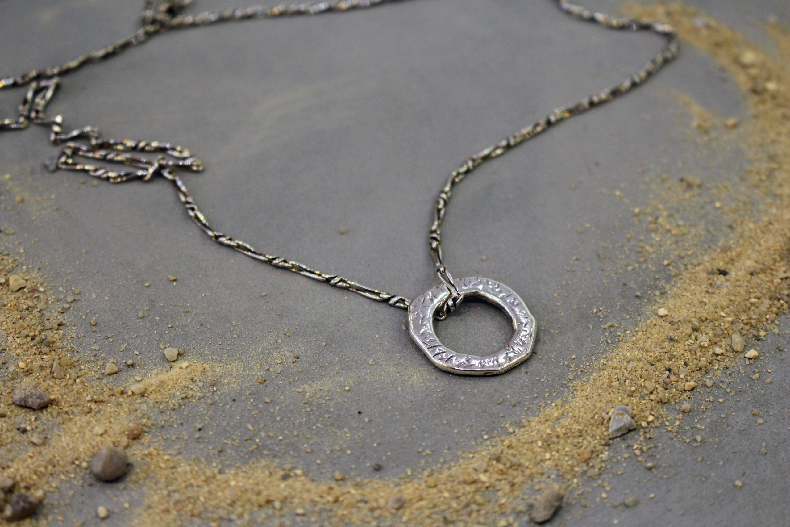 Idée cadeau bijou homme Collier argenté homme chaine avec médaillon en anneau