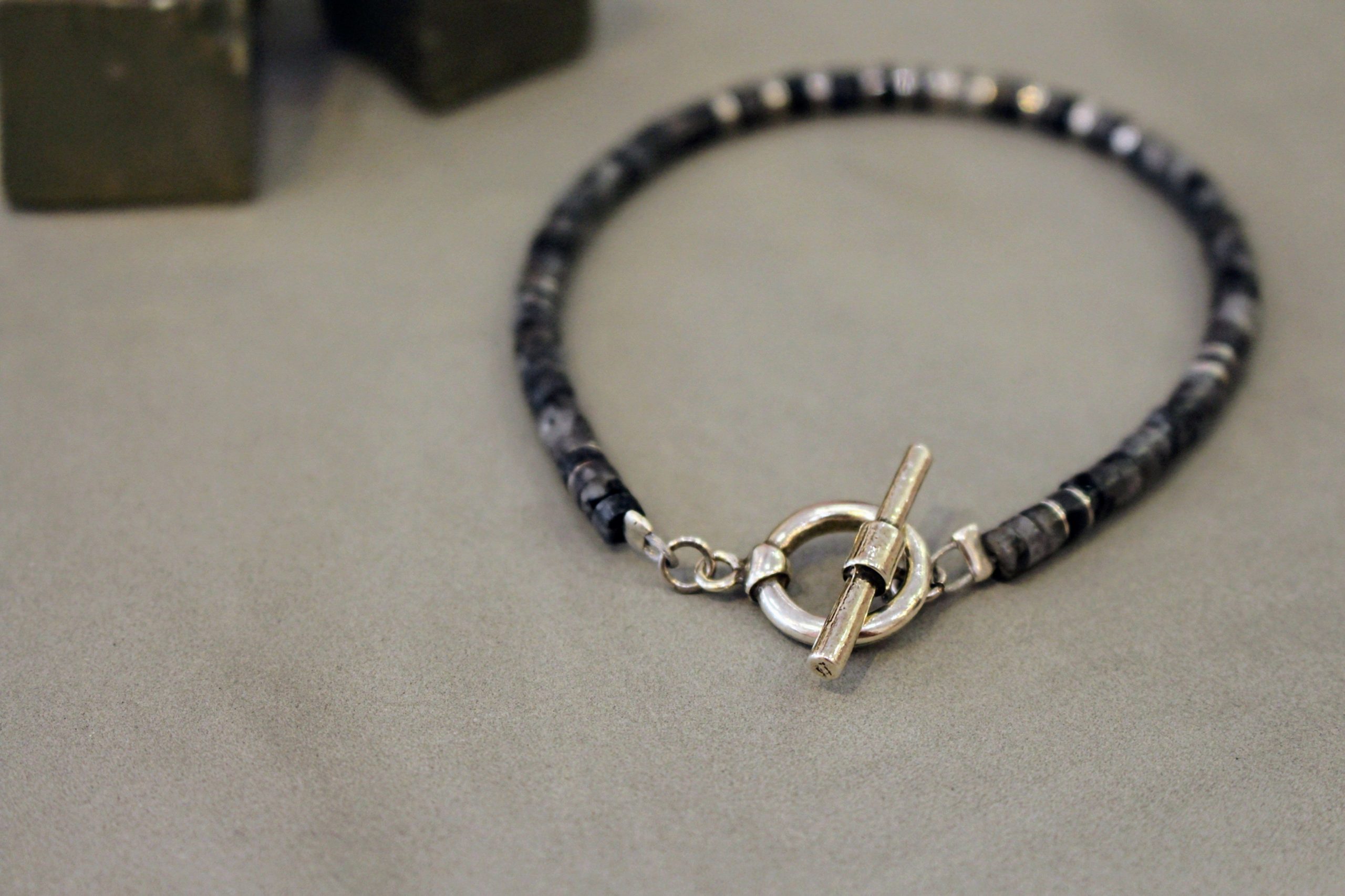 bracelet homme perles larvikite noir et gris