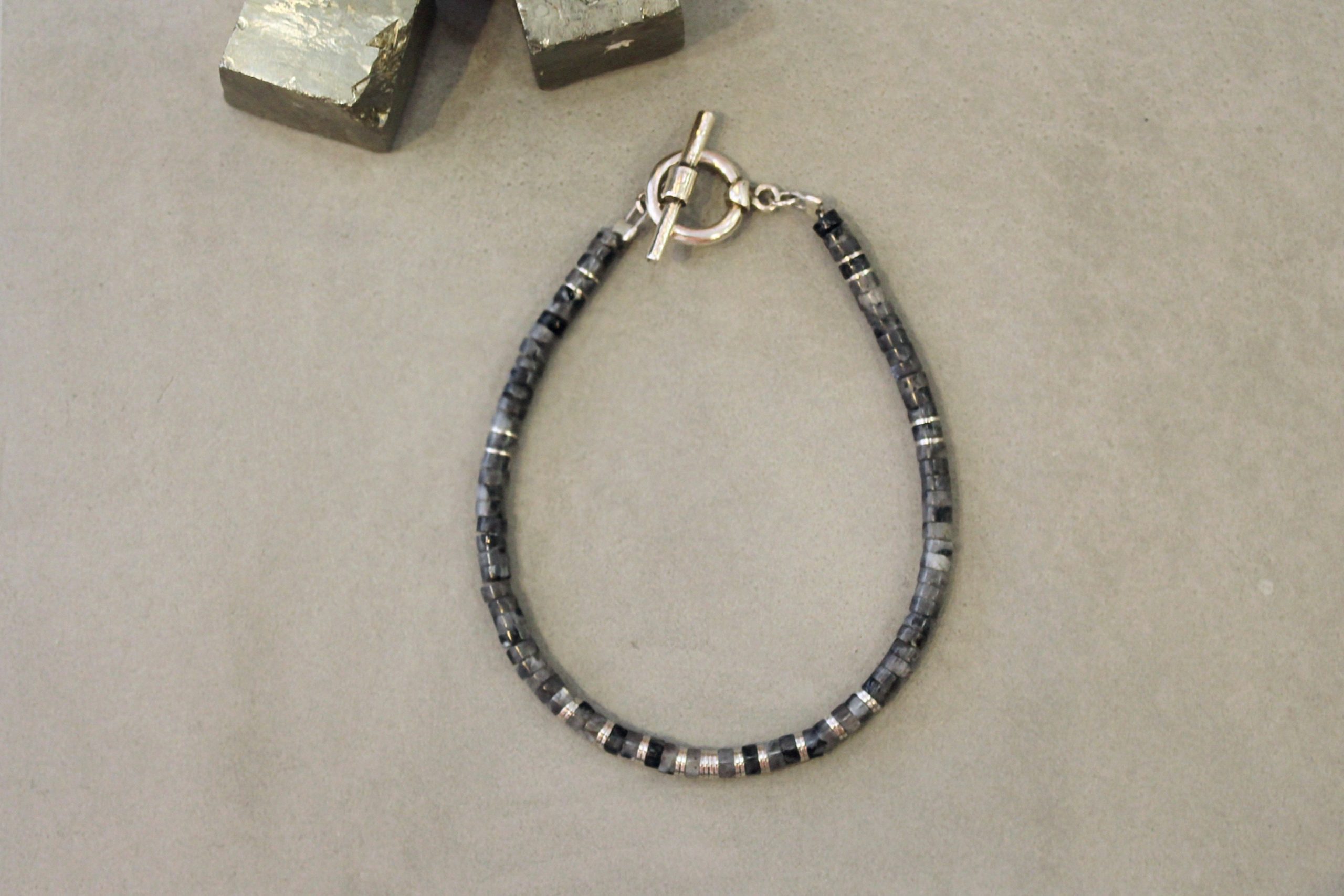 bracelet homme perles larvikite noir et gris