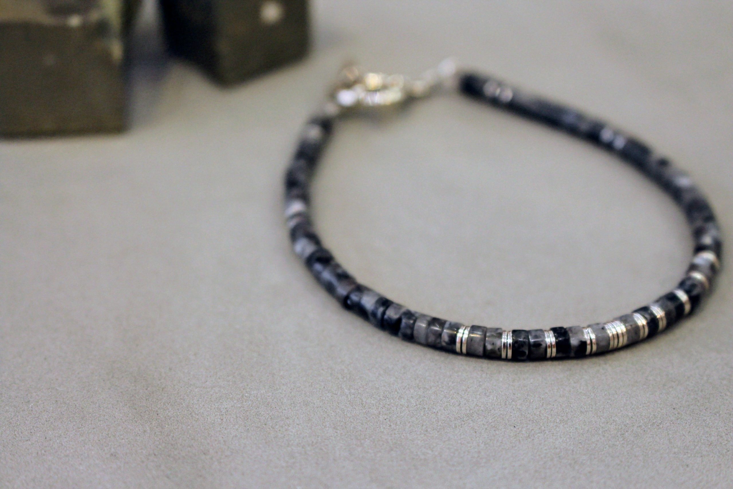 bracelet homme perles larvikite noir et gris