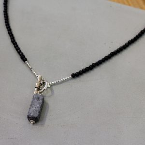 bijou artisanal homme collier perles naturelles obsidienne et pendentif rectangulaire en pierre