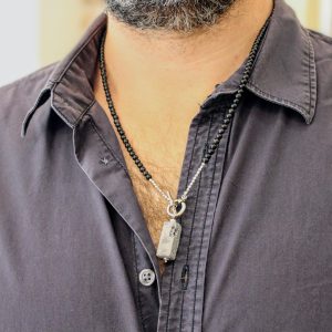bijou artisanal homme collier perles naturelles obsidienne et pendentif rectangulaire en pierre