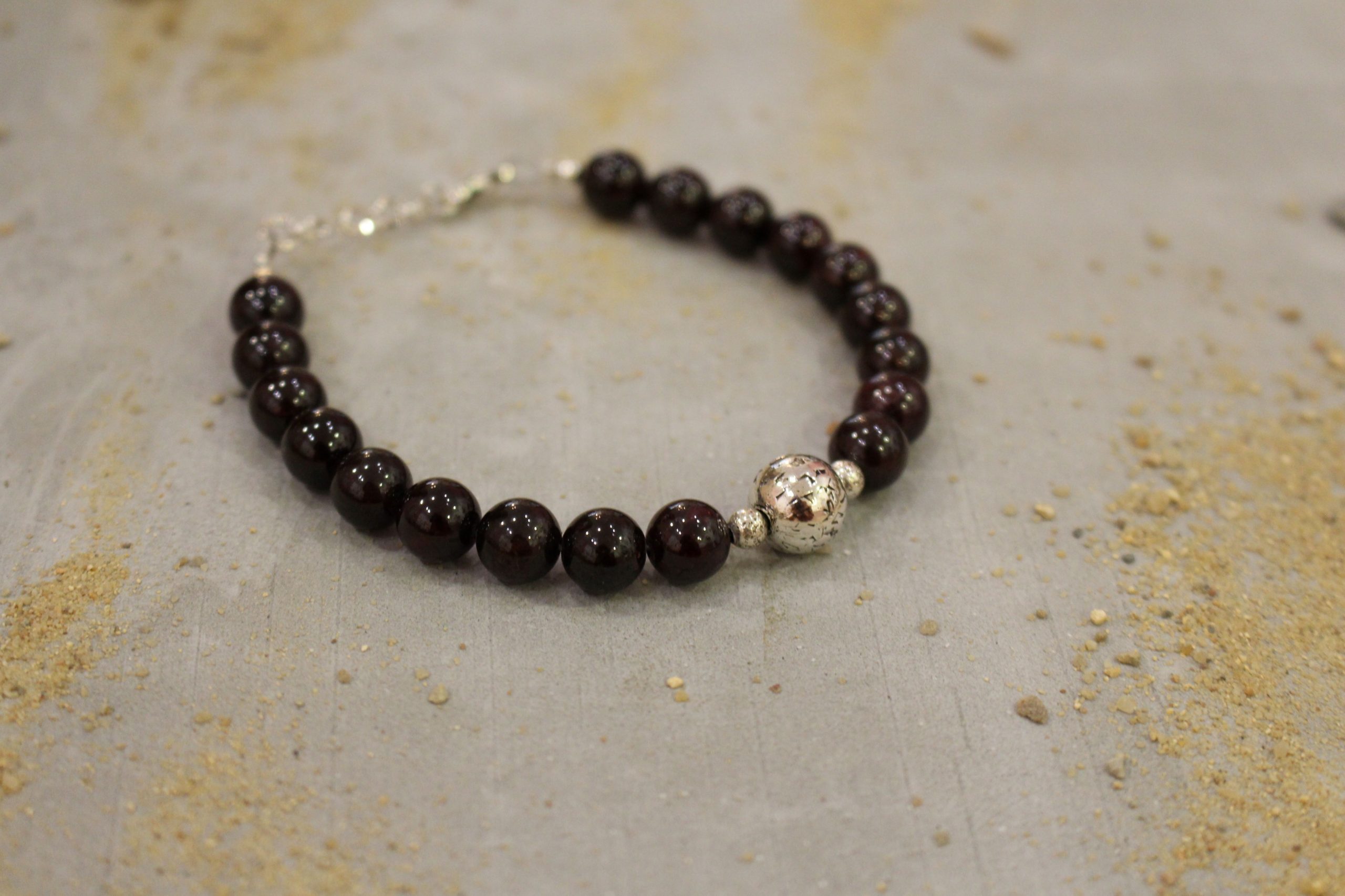 Idée cadeau bijou homme bracelet argenté homme grenat