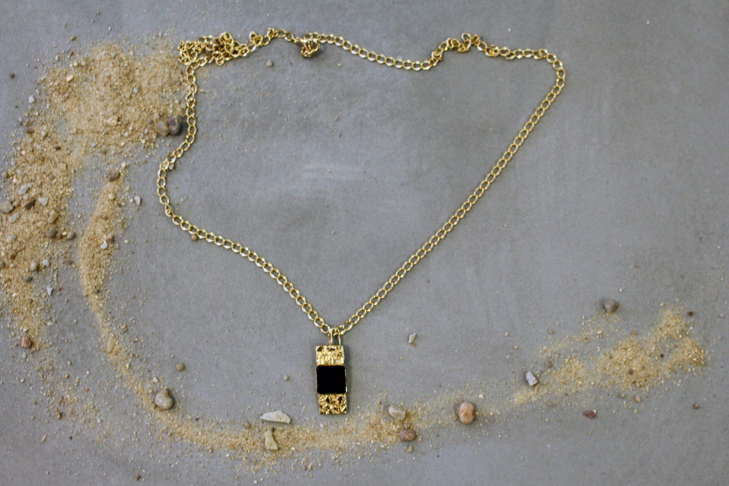 Idée cadeau bijou homme collier doré et noir médaille