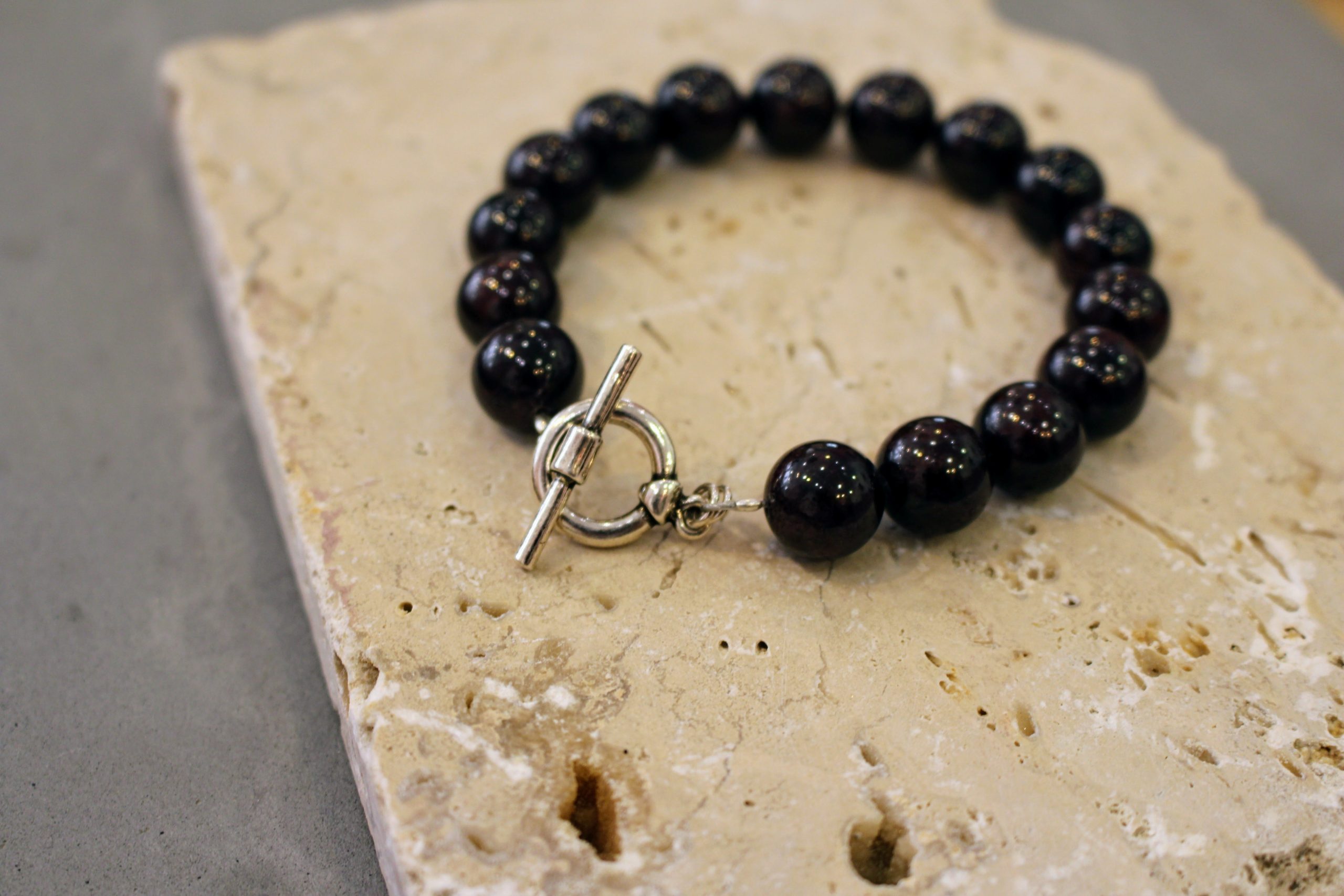 Idée cadeau bracelet homme argenté grenat