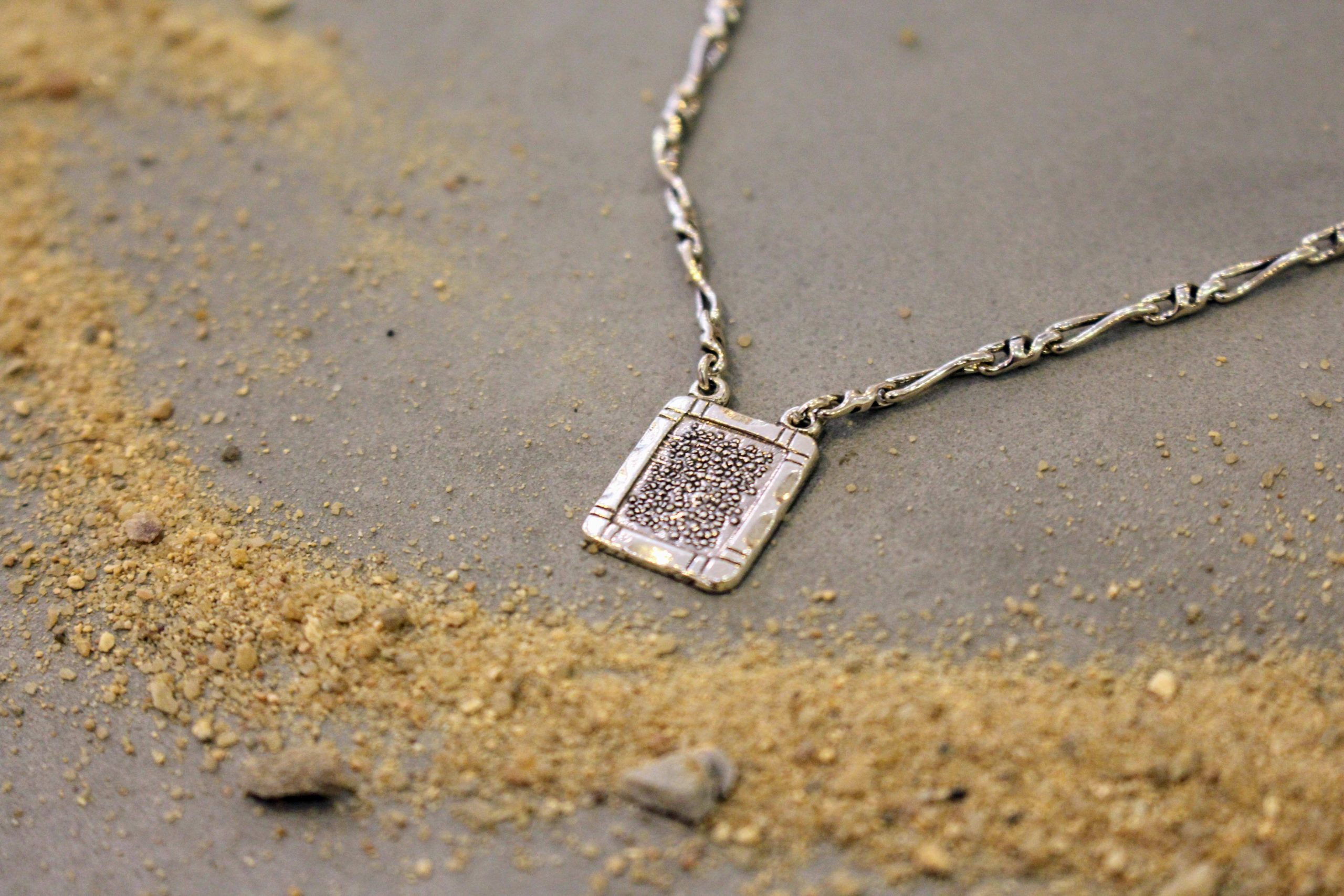 Idée collier argenté pour homme chaine et médaillon